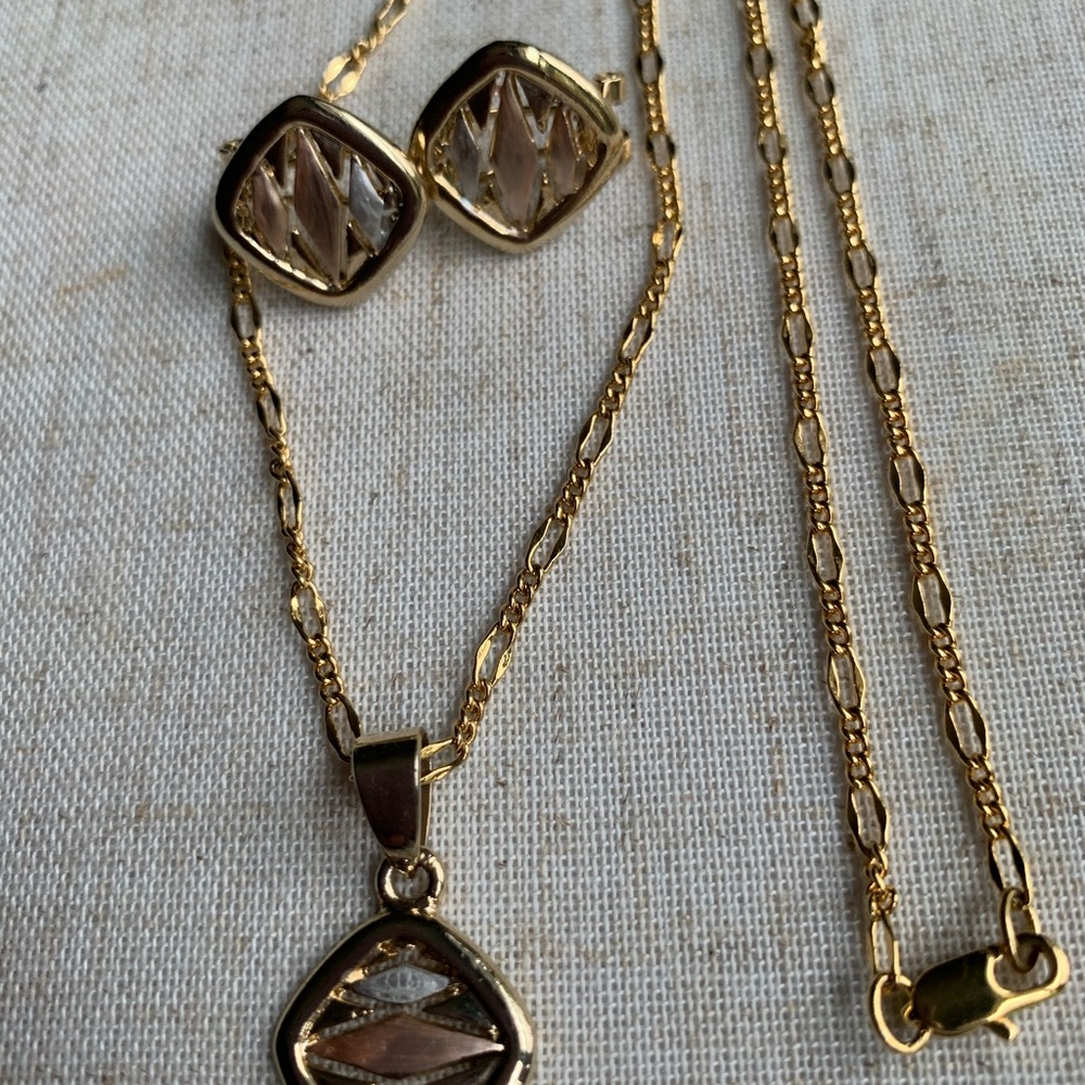 Necklace and earring set Tri gold detail.